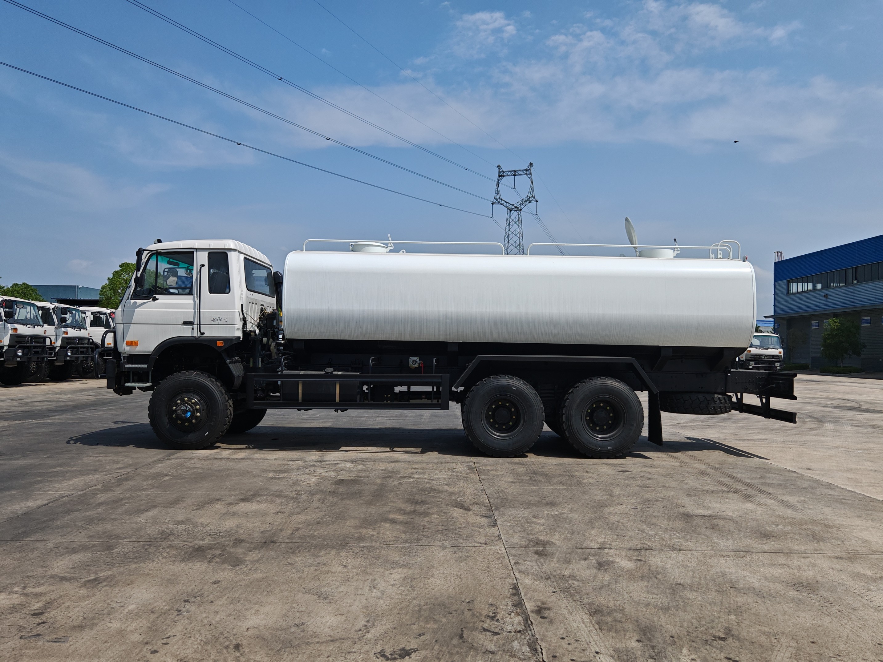 20-cubic-meter tank  heavy-duty 6x6 off-road truck