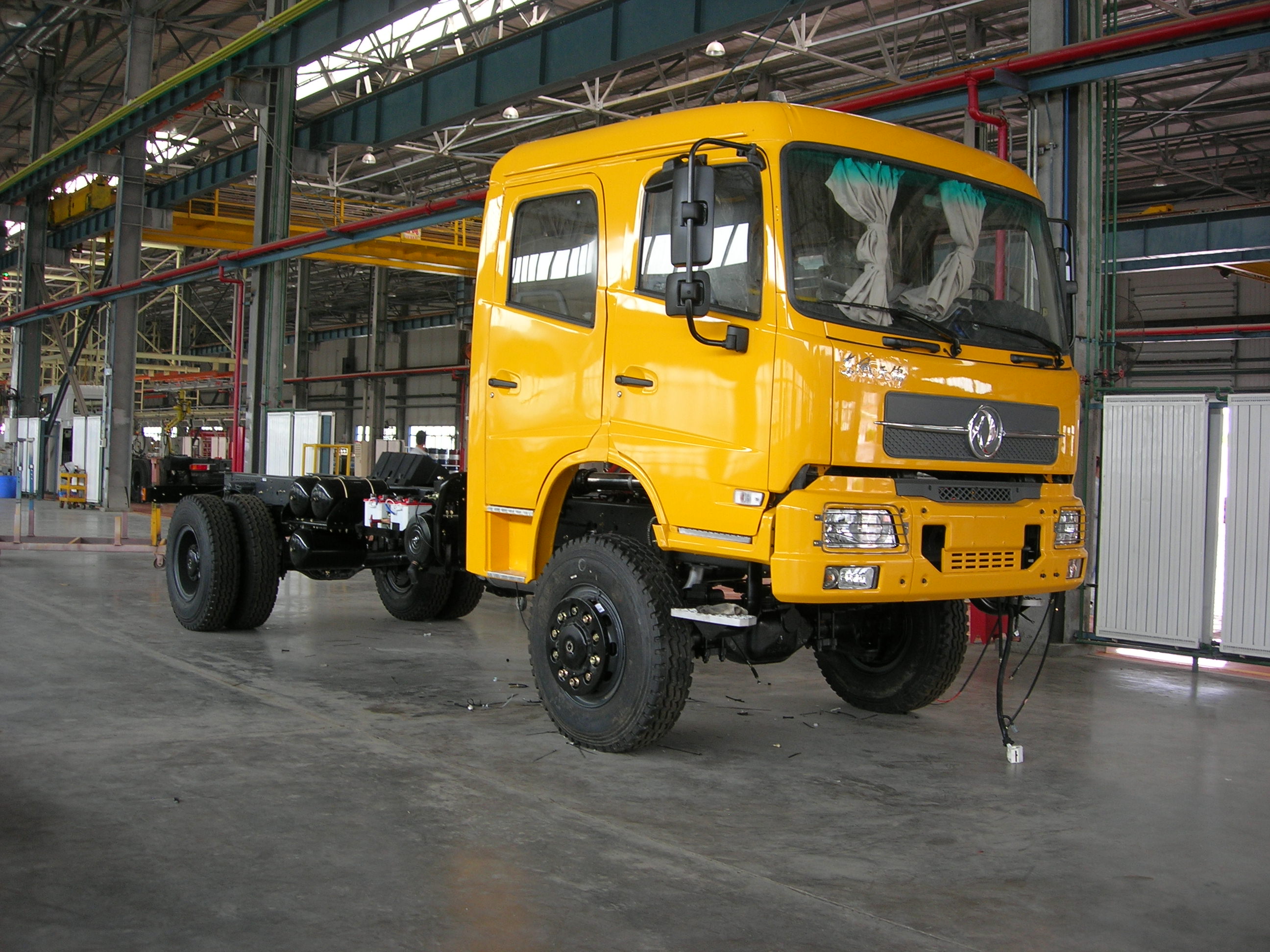 4x4 Dongfeng truck features a double-row cab