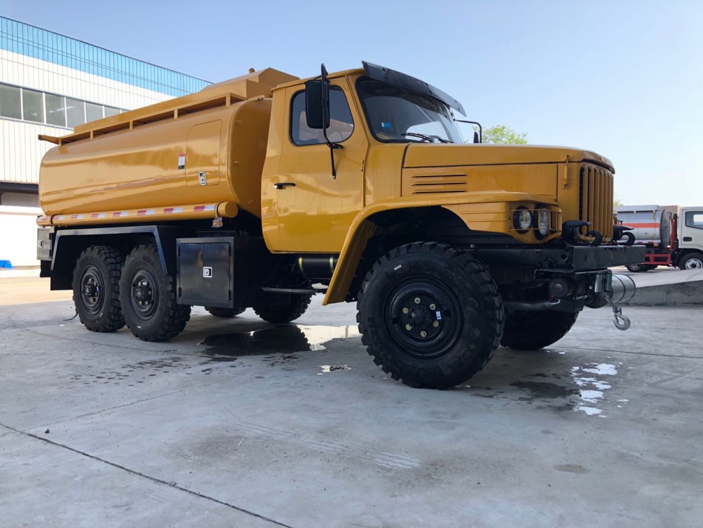  4x4 off-road fuel tanker is built for durability and versatility in rugged environments