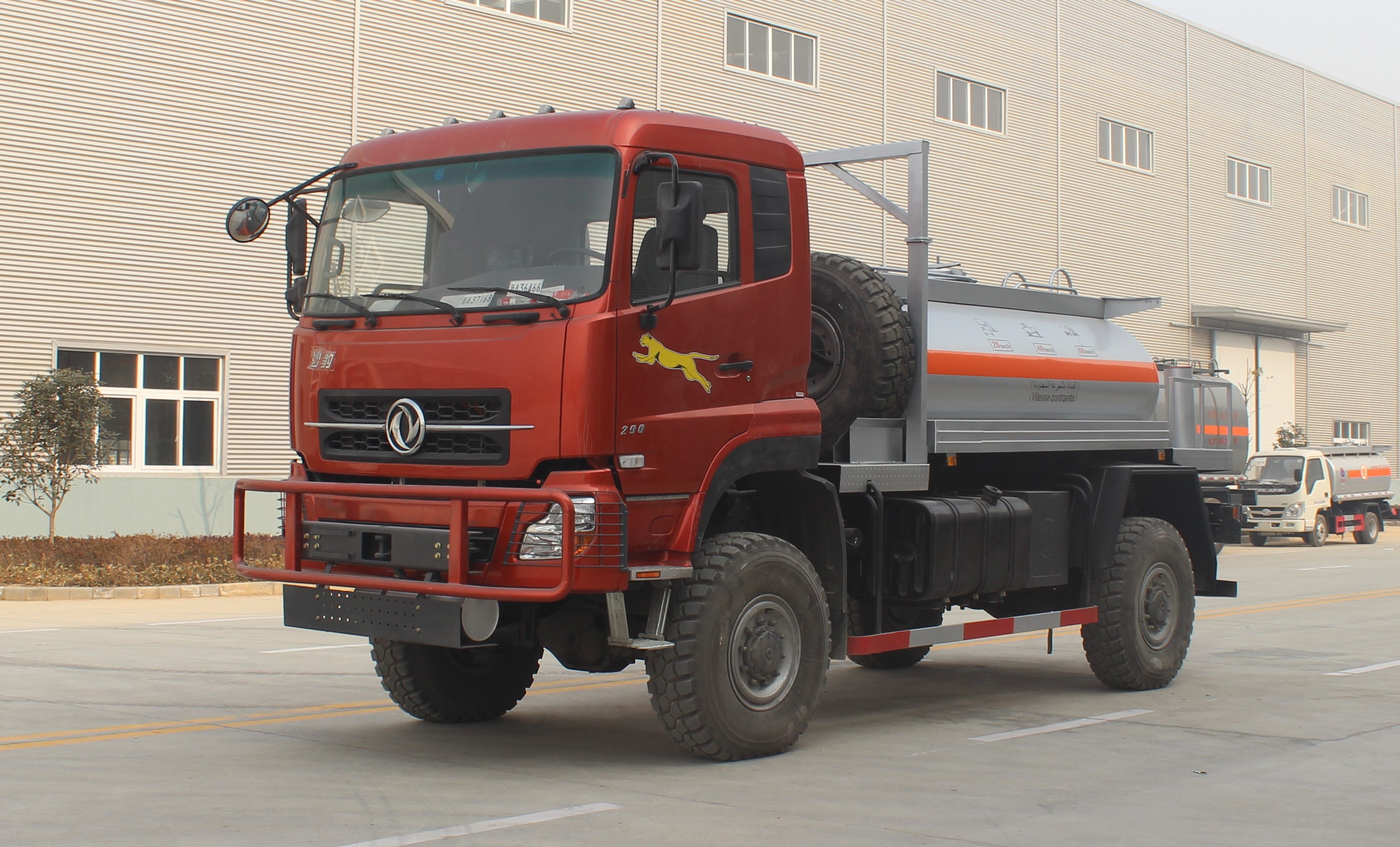 4x4 All-Wheel Drive Oil Tanker With a load capacity of 6,605 kg