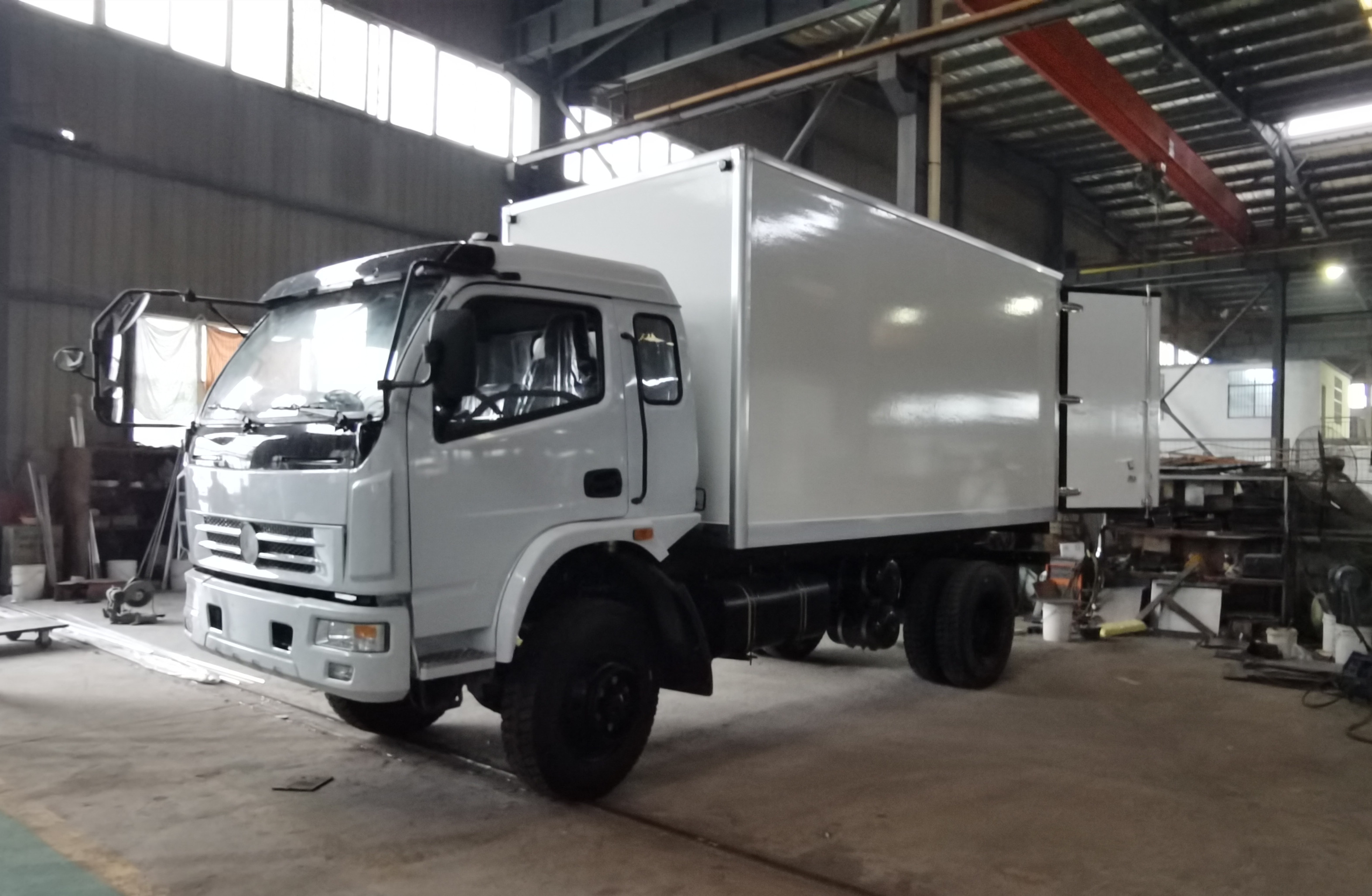 4WD Right-Hand Drive Refrigerated Truck