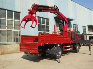 Adopting 6X6 all-wheel drive log transporter chassis, it has better passability.